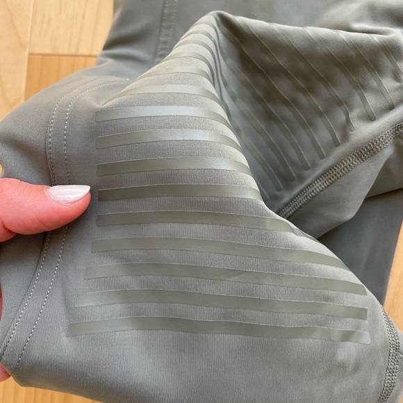 Rare Lululemon Grey Sage Textured Leggings - Picture 2 of 6